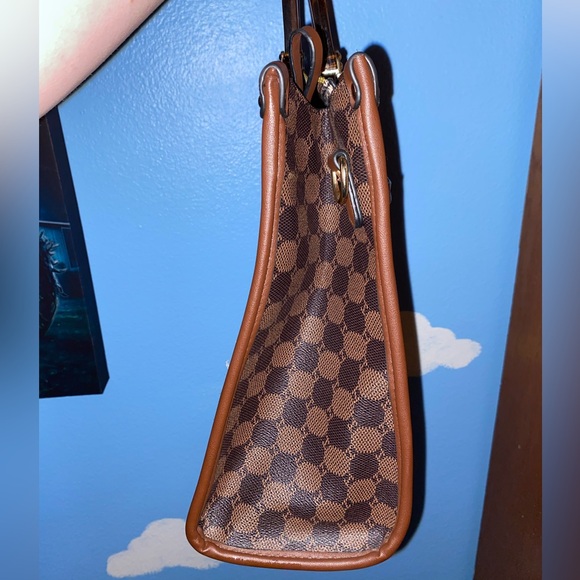 2 in 1 Large Tote Purse w/ Acrylic Circular Handles - Picture 4 of 16